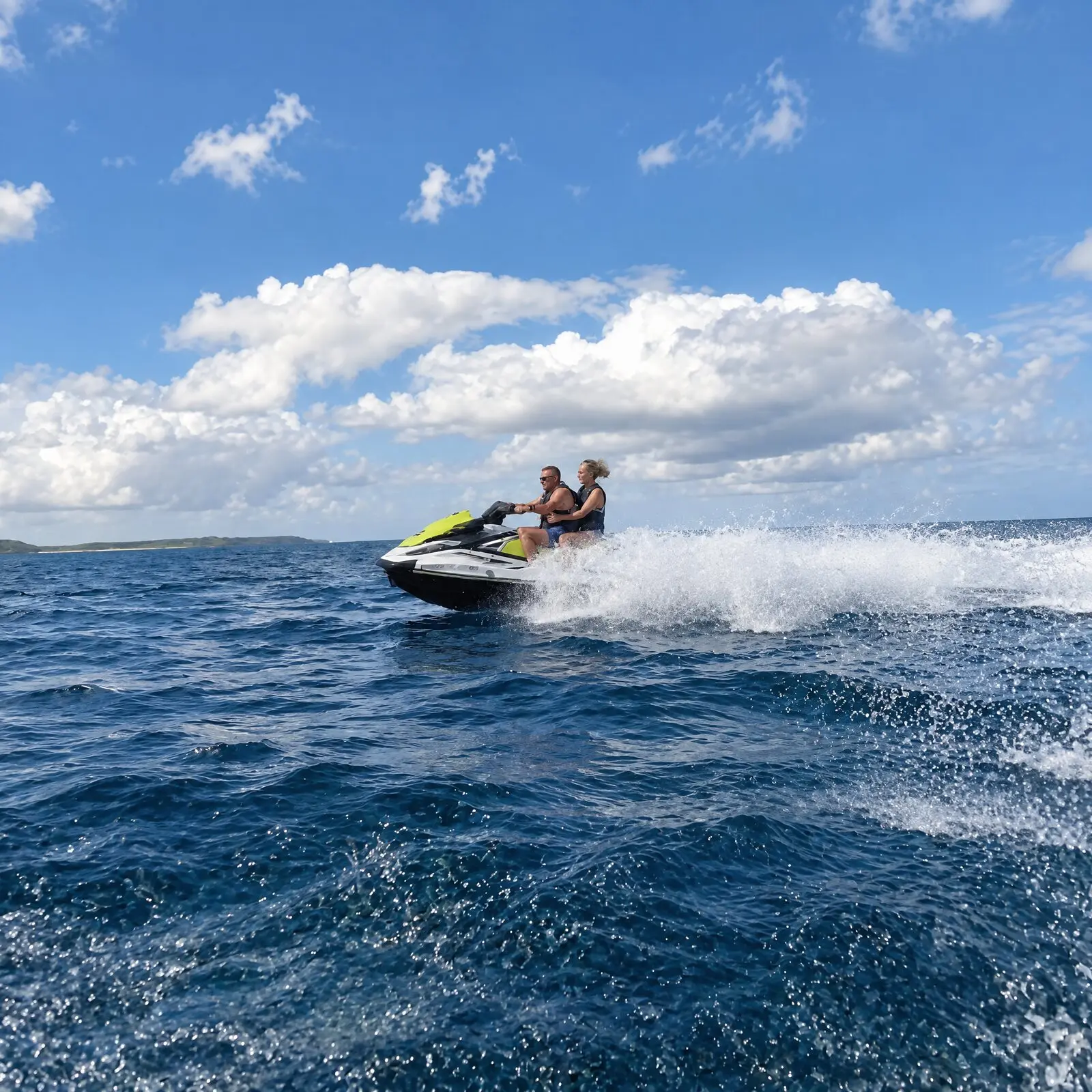 Deux personnes lancées en pleine mer sur un jet ski, dans une gerbe d'écume
