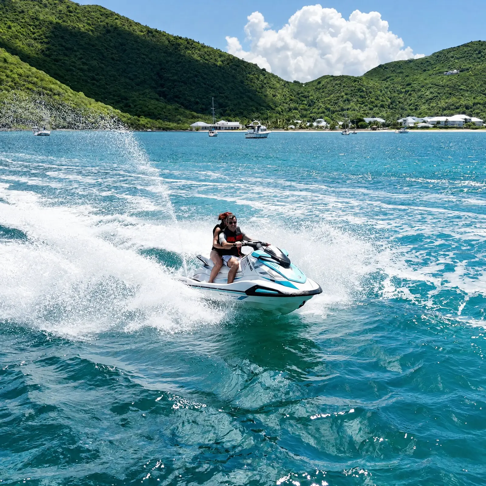Deux personnes sur un jet ski lancé dans une gerbe d'écume, devant les collines d'Anse Marcel