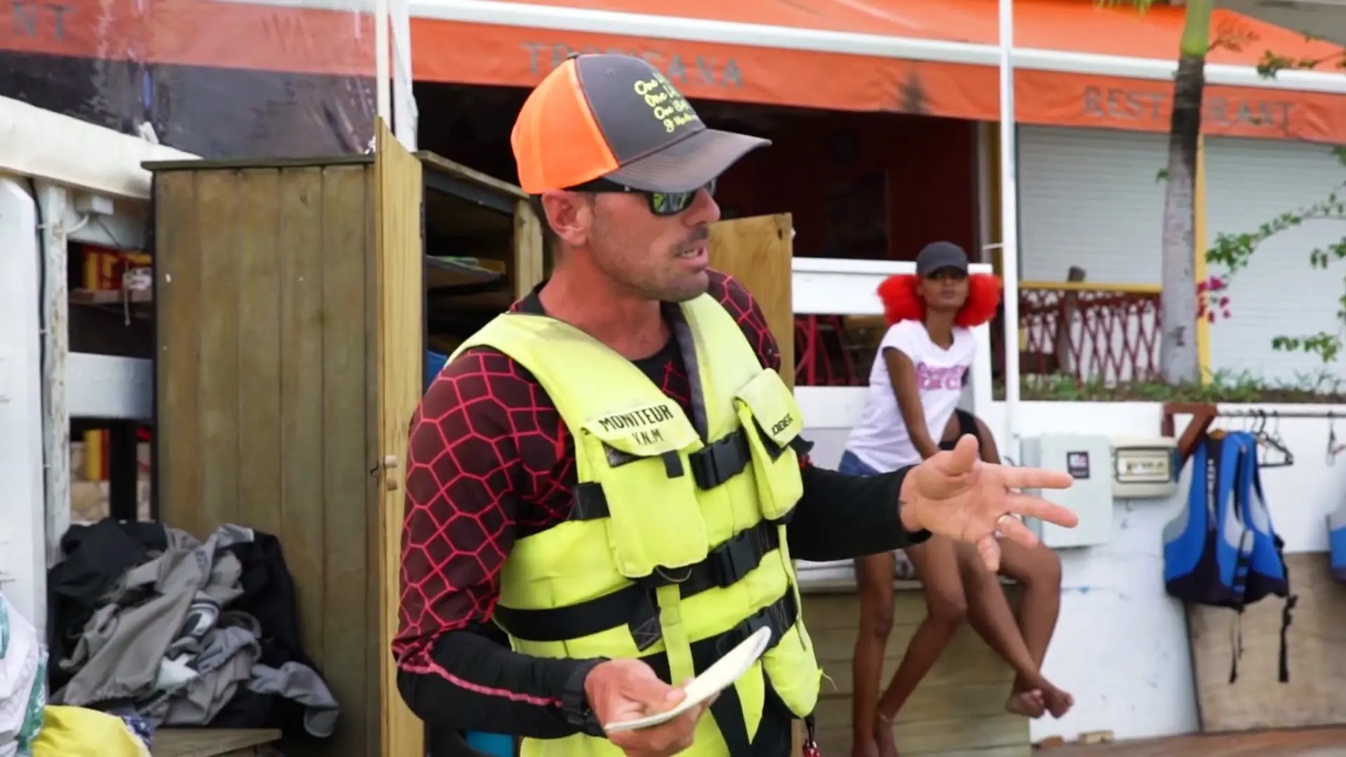 Un moniteur en gilet jaune explique le parcours aux clients avant le départ